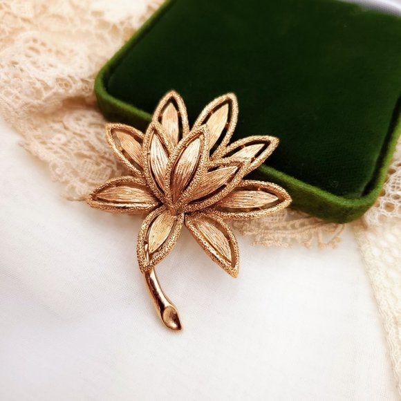 Vintage Avon Brushed Gold Tone Lotus Flower Brooch Precious Pretenders Plant Pin - Picture 5 of 8
